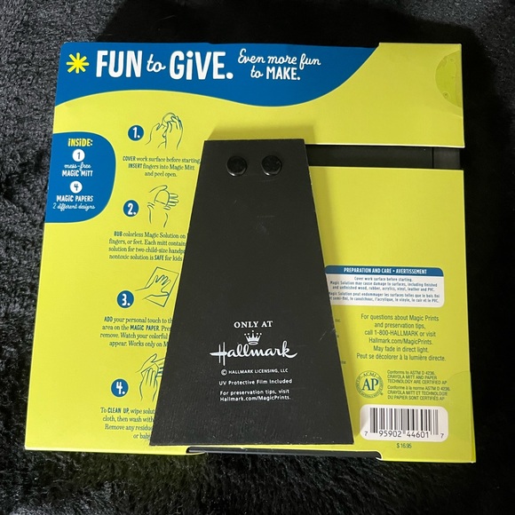 Great photo frame with individual handprint magic print from Hallmark. - Picture 3 of 3